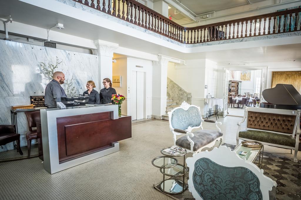 Park Plaza Hotel سيغوين المظهر الخارجي الصورة