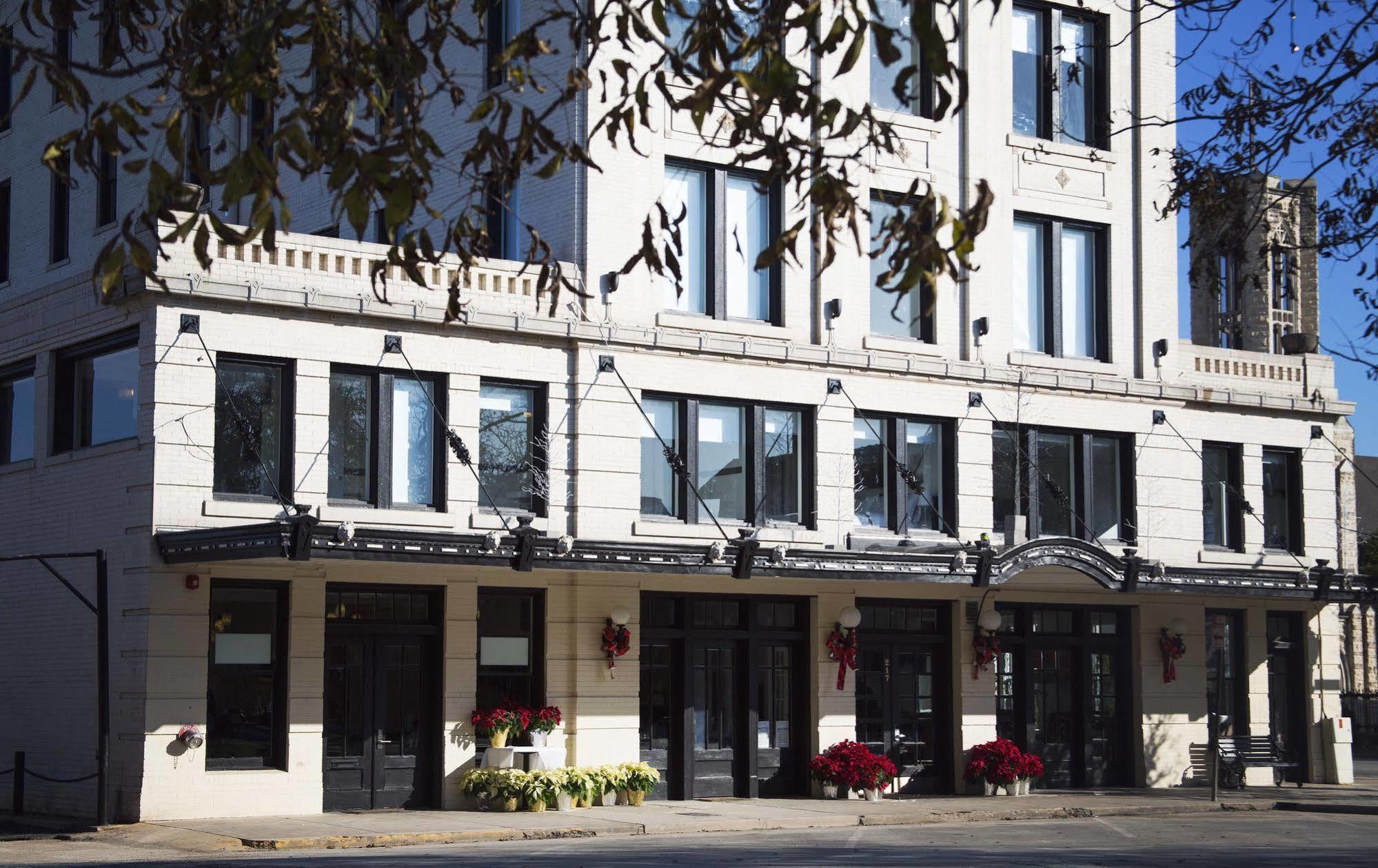 Park Plaza Hotel سيغوين المظهر الخارجي الصورة