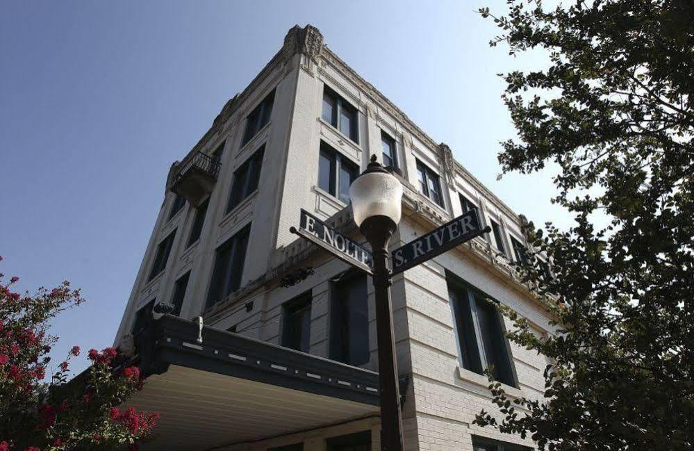 Park Plaza Hotel سيغوين المظهر الخارجي الصورة